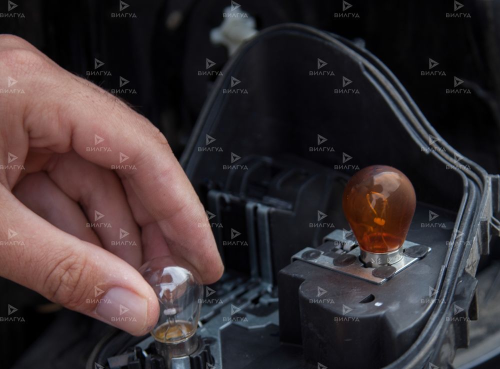 Замена лампы заднего хода Ford S Max в Новом Уренгое
