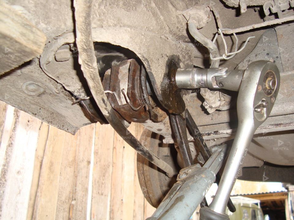 Замена сайлентблоков задней балки Mazda 626 в Новом Уренгое