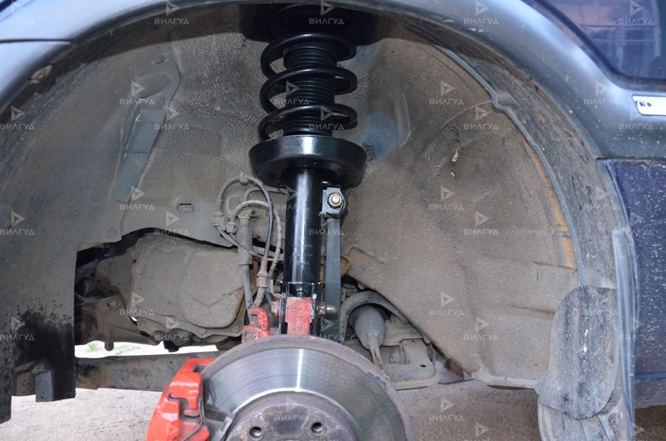 Замена стойки амортизатора Audi Q3 в Новом Уренгое