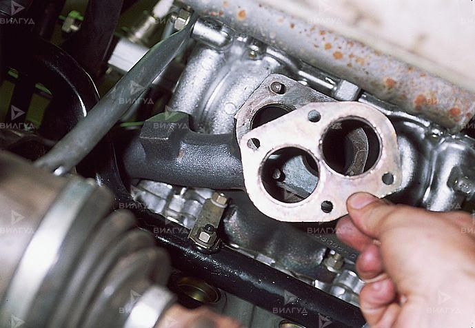Замена прокладки приемной трубки Mazda Protege в Новом Уренгое