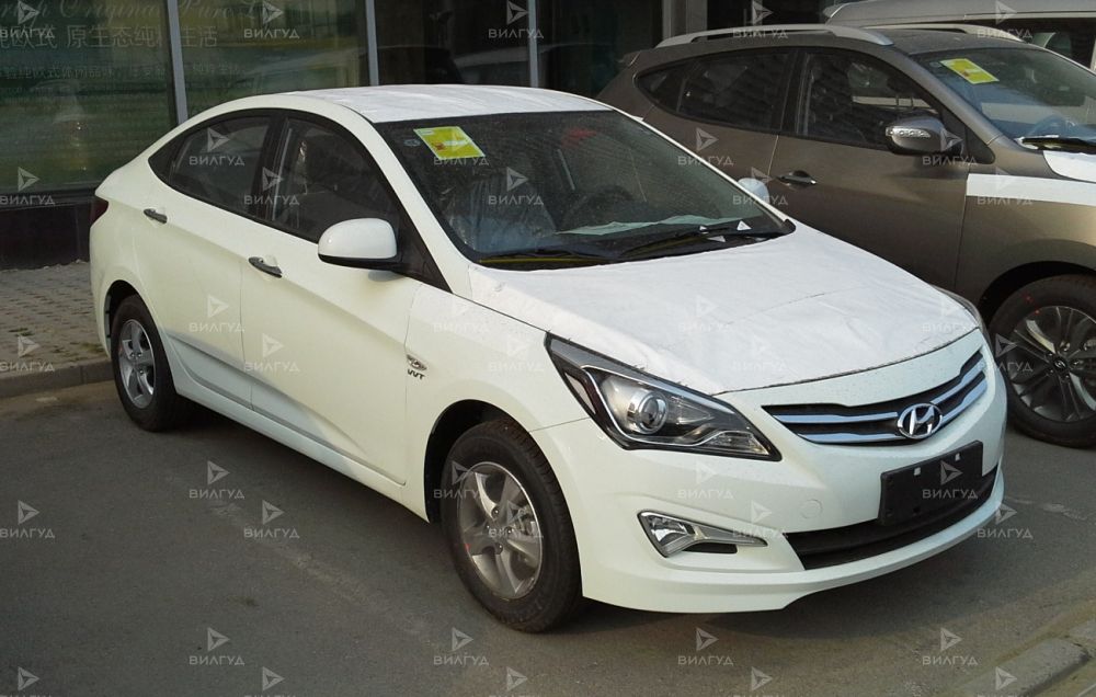 Замена лампы заднего хода Hyundai Verna в Новом Уренгое